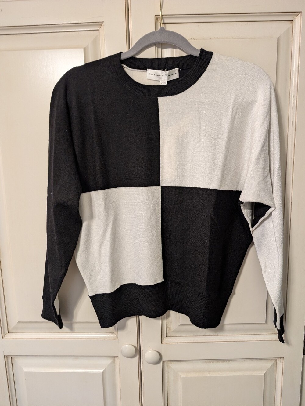 Chelsea & Theodore Women's Black & White Block Knit Crewneck Sweater NWT